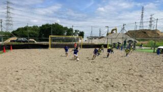 砂の上でなぜ上手くなる？子どもに役立つ「ビーチサッカー」5つの効果